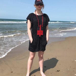 Handytasche aus Leder in schwarz/rot Kombination. zum Umhängen mit Karten und Geldfach.