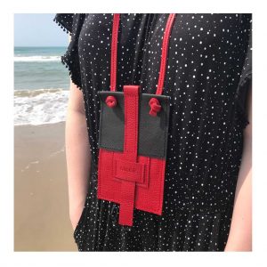 Handyhülle als Ledertasche in schwarz rot zum Umhängen. Mit Karten und Geld oder Schlüsselfach.