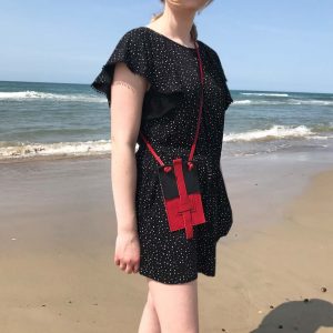 Handytasche aus Leder in schwarz rot als Crossbody Bag. Mit Karten und Geld oder Schlüsselfach.