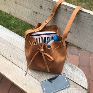 Cognac braune Beuteltasche Bucket Bag. Mittelgroße Umhängetasche. Crossbody bag aus Pull-Up Rindsleder. Pflanzlich gegerbt. Aus und in Deutschland komplett von Hand genäht.