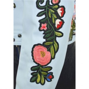 Nevada Love Paris Kunst Lederjacke mit Spitz und Sternen Nieten und Applikationen. Gestickte Insekten, Vogel und Blumen Patches. Mit Reißverschlüssen. Hellblaue Damenjacke in Große S 38.