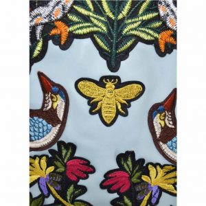 Nevada Love Paris Kunst Lederjacke mit Spitz und Sternen Nieten und Applikationen. Gestickte Insekten, Vogel und Blumen Patches. Mit Reißverschlüssen. Hellblaue Damenjacke in Große S 38.