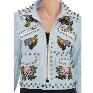 Nevada Love Paris Kunst Lederjacke mit Nieten und Patches. Überall bunte Stickereien. Mit Reißverschlüssen. Hellblaue Damenjacke in Große S 38.