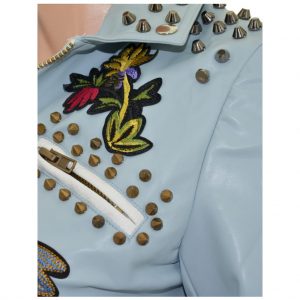 Nevada Love Paris Kunst Lederjacke mit Nieten und Patches. Jacke mit Spitznieten und Reißverschlüssen. Hellblaue Damenjacke in Große S 38.