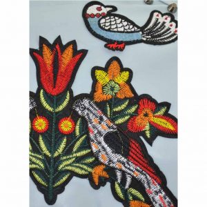 Nevada Love Paris Kunst Lederjacke mit Spitz und Sternen Nieten und Applikationen. Gestickte Insekten, Vogel und Blumen Patches. Mit Reißverschlüssen. Hellblaue Damenjacke in Große S 38.