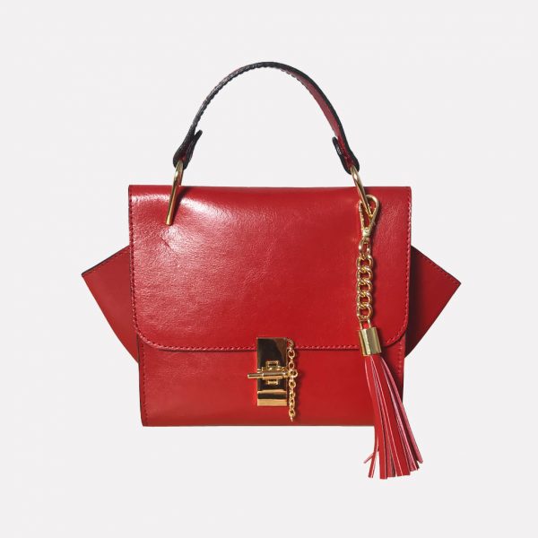 Kleine Ledertasche rot mit Henkel, Drehverschluss mit Kette in Goldoptic, Lederquaste abhembar. perfekte Tasche zum Ausgehen. Henkeltasche mit Deckelklappe und Innenfach. Trapezform Tasche. Ledertasche mit Füße. Nachhaltig genäht. Handmade Tasche für Damen mit Quaste und Kette.