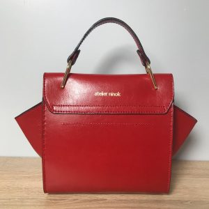 Kleine Ledertasche rot mit Henkel und Deckel, Drehverschluss mit Kette in Goldoptic, Lederquaste abhembar. Perfektes Geschenk für Sie. Einzigartig. Handmade Tasche.