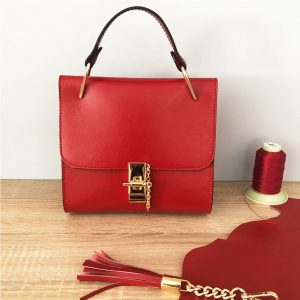 Rote Ledertasche klein quadratisch und süss. Handmade Geschenk für Sie. Einzigartige Ledertasche mit Goldverschluss, Lederquaste. Perfekte Größe.. Tasche zum Ausgehen.