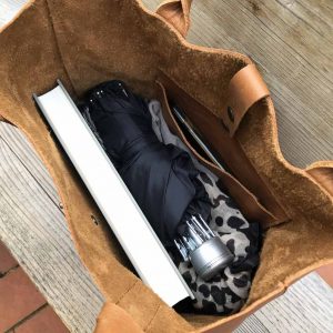 Henkeltasche cognac braun, Ledertasche handgefertigt mit Quaste. Damen Tasche hellbraun. Schultertasche aus Echtleder mit Druckknopf Verschluss. Mittelgroße Handtasche mit Innen und Aussenfach..