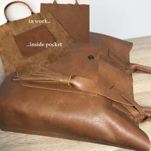 Henkeltasche aus Leder hell braun erdnuss für Damen mit Quaste. Schultertasche und Handtasche handgefertigt. Leder Shopper in braun mittelgroß. Personalisierte Tasche mit Namen, individuelle Ledertasche kaufen.Handmade Geschenke. Mittelgroße Handtasche mit zwei Henkel.