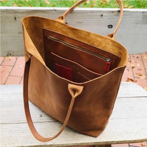 Ledertasche cognac braun mit zwei Henkel, 5 Innenfächer. Robustes Rindsleder. Handgenäht in Deutschland.