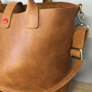Ledertasche cognac braune Henkeltasche mit Crossbody Riemen. Zeitlos. Praktische grosse Tasche mit 5 Innenfächer, Schlüsselanhänger. Minimalistische Shoppingbag perfekt für alles, große Schultertasche. Handgefertigte Taschen, Individualisierung und Personalisierung möglich.