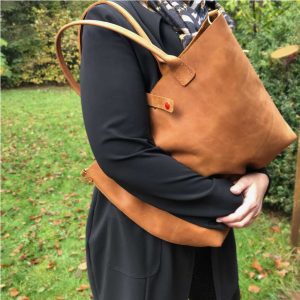 Ledertasche cognac braun mit Henkeln, Druckknopf Verschluss, handgefertigte Schulter und Handtasche. PullUp Leder pflanzlich gegerbt. Große Ledertasche für Damen und Herren.