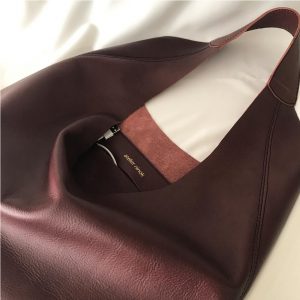 Hobo Ledertasche gross in oxblood burgundy. Große Schultertasche aus Büffelleder mit Henkel. Handgefertigte Hobo Bag mit großem Innenfach, minimalistisches Design.