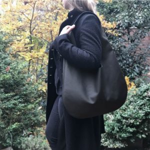 Hobo Ledertasche in matt schwarz. Klassische große Tasche. Damen Schultertasche aus Echtleder mit Henkel. Handgefertigte Hobo Bag, minimalistische Tasche perfekt für alles. Individuelle Taschen aus dem Atelier ninok.