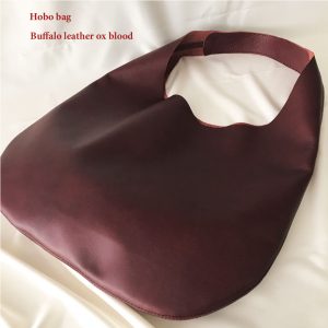 Hobo Ledertasche oxblood burgundy. Große Damen Schultertasche mit Henkel. Handgefertigte Hobo Bag, minimalistisches Design.