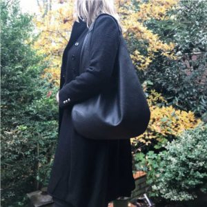 Hobo Ledertasche schwarz mit grober Struktur. Tasche für jeden Tag. Schwarze Schultertasche aus Echtleder mit Henkel. Handgefertigte Hobo Bag, minimalistische Tasche für Damen.