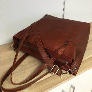 Shopper Schultertasche aus Leder braun kastanie, braunrot. Mittelgroße Henkeltasche für Damen mit Reißverschluss Fach innen. Ledertasche zum Shoppen, Freizeit und Businesstasche. A4 Crossbody bag.