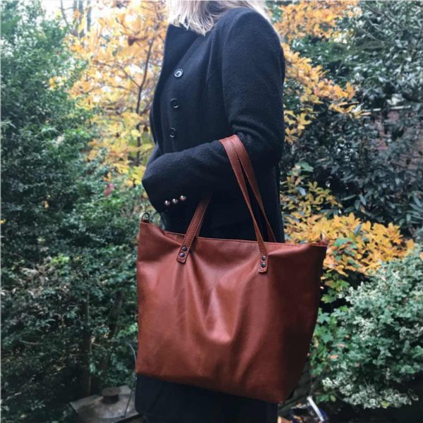 Shopper Schultertasche aus Leder braun kastanie, braunrot. Mittelgroße Henkeltasche für Damen mit Reißverschluss Fach innen. Ledertasche zum Shoppen, Freizeit und Businesstasche. Handgefertigt und individuell.