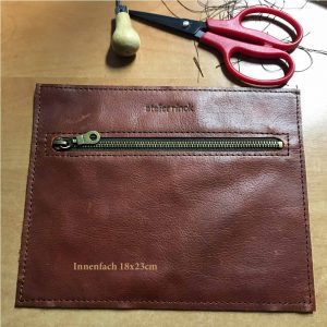 Innenfach aus Leder mit Reißverschluss genäht für Ledershopper.