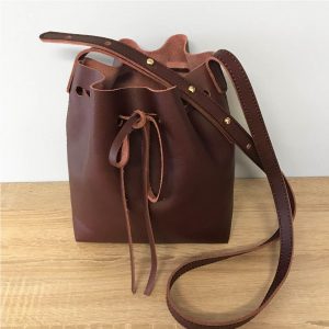 Ledertasche burgundy rotbraun Bucket Bag. Beuteltasche zum Umhängen, mittelgroße Crossbody Bag. Tasche aus Büffelleder. Mittelgroße Schultertasche.
