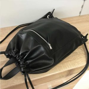 Schwarzer Leder Rucksack. Minimalistisch, für jeden Tag. Gymbag mit Zug und Henkel. Gymsack für Damen und Herren. Handgefertigt.