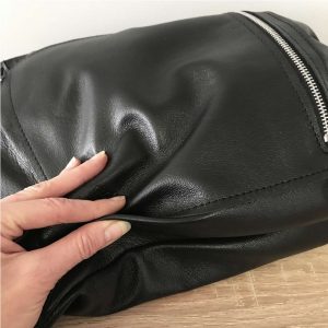 Rucksack aus Leder schwarz. Lederbeutel mit Zug und Griff. Unisex Rucksack aus weichem Nappaleder mit Außen und Innenfach.