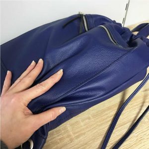 Rucksack aus Leder blau. Lederbeutel mit Zug und Griff. Unisex Rucksack aus weichem Nappaleder mit Außen und Innenfach.