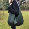 Grüne Hobo Bag Ledertasche für Damen groß. Handgefertigte Handtasche mit Henkel. Schultertasche dunkelgrün.