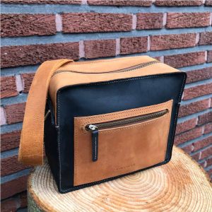 Umhängetasche aus Leder schwarz cognac braun. Minimalistisch perfekt für jeden Tag. Schultertasche handgefertigt.