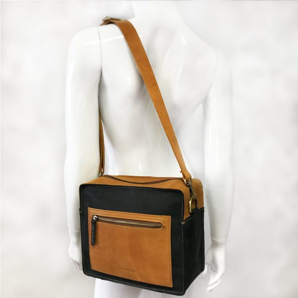 Schultertasche Leder cognac schwarz Damen Herren Umhängetasche, handgefertigte mittelgrosse unisex Ledertasche mit Schulterriemen.