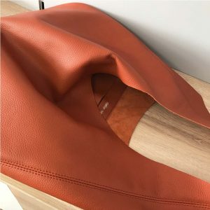 Ledertasche terracotta orange. Große Hobo Bag mit Innenfach und Henkel aus Leder mit grosser Narbung.
