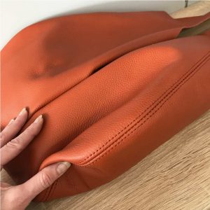 Hobo Bag terracotta große Ledertasche für Damen. Handgefertigte Hobo bag aus Leder mit Narbung.