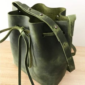 Ledertasche gruen vintage Bucket Bag Umhängetasche. Mittelgroße Beuteltasche verstellbarer Riemen. Schulter und crossover Tasche. Handgefertigte Damentasche.