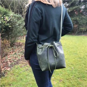 Ledertasche gruen vintage Bucket Bag Umhängetasche. Mittelgroße Beuteltasche verstellbarer Riemen. Schulter und crossover Tasche. Handgefertigte Damen Handtasche.