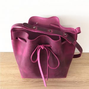 Ledertasche lila vintage Bucket Bag Umhängetasche. Mittelgroße Beuteltasche verstellbarer Riemen. Schulter und crossover Tasche. Handgefertigte Damen Handtasche.