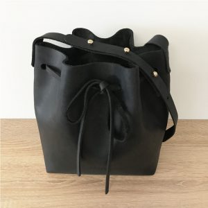 Damen Taschen Bucket Taschen und Geldbörsen Ganni Gesteppte Beuteltasche in Schwarz 