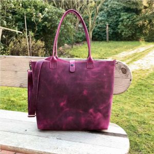 Ledertasche gross minimalistisch bordeaux lila magenta. Vintage optik. Henkel, Schulter- und Umhängetasche. Tasche mit Druckknopf handgefertigt. Damentasche Ledershopper.