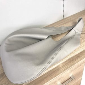 Graue grosse Hobo Bag mit Henkel. Schultertasche für Sommer Outfits. Hellgraue Ledertasche.