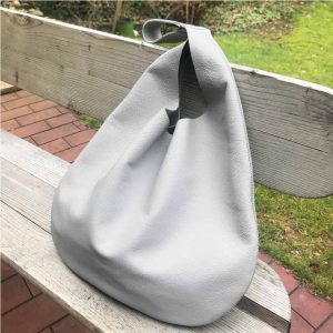 Minimalistische Ledertasche. Schlichte große Hobo Bag. Tasche für Sommer Outfits