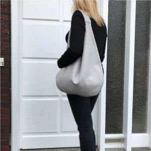 Hellgraue Ledertasche für Damen. Graue Hobo Bag mit einem Henkel. Handgefertigte Tasche für Damen. Trend Tasche 2020.