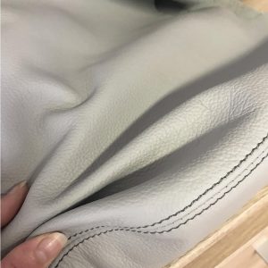 Tasche aus grauem Leder mit großer Narbung. Robustes, weiches Leder der Hobo Bag.