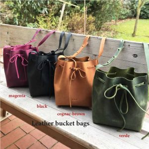 Ledertasche schwarz, gruen, cognac-braun, lila magenta Bucket Bag mittelgrosse Umhängetasche handgefertigt.