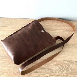 Kleine Ledertasche Umhängetasche dunkel braun vintage. Crossbody und Schultertasche handgefertigt.