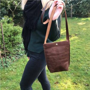 Kleine Umhängetasche aus Leder braun vintage mit Innenfach. Handgefertigte Ledertasche crossbody bag für Damen und Herren. Tasche für jeden Tag, Festival, Reisen.