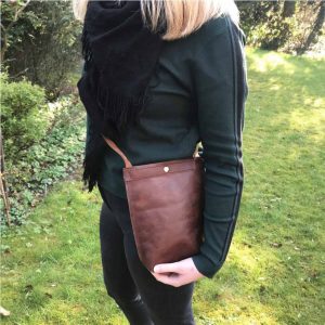 Kleine Ledertasche zum Umhängen dunkel braun vintage. Schlichte Tasche handgefertigtin Deutschland.