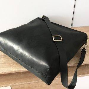 Ledertasche schwarz klassisch und minimalistisch mit Schulterriemen. Business Tasche A4 Umhängetasche. Handmade.