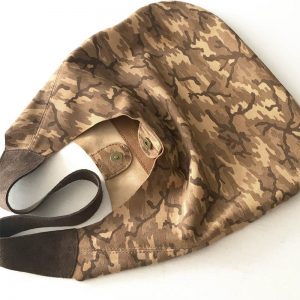 Camouflage Ledertasche Hobo Bag braun beige sand. Wildleder Tasche mit Henkel und Verschluss. Handgefertigte Schultertasche für Damen.