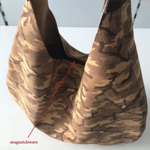 Camouflage Ledertasche Hobo Bag braun beige sand. Wildleder Schultertasche mit Henkel und magnetverschluss. Handgefertigte Tasche für Damen. Mittelgroße Beuteltasche.