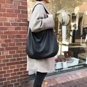 Nachhaltig und fair produzierte Tasche pflanzlich gegerbtes Olivenblattleder. Schwarze Hobo Bag Tasche handgefertigt. Made in Germany Damentasche.